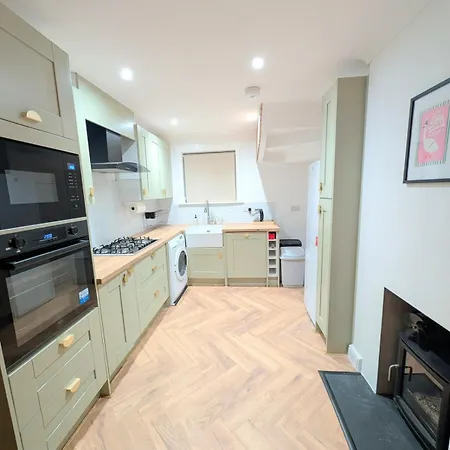 Rennovated 3 Bed House 7 Minute Train To Center With Real Wood Burner *
