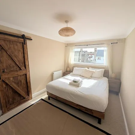 Newly Refurbished 3 Bed House With 2-sided Wood Burner And Garden In إدنبرة