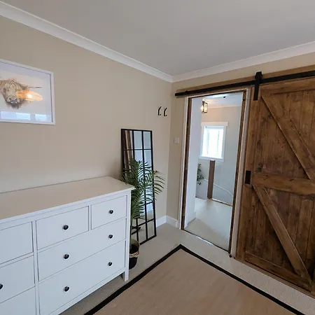 Newly Refurbished 3 Bed House With 2-sided Wood Burner And Garden In Semesterbostad Edinburg