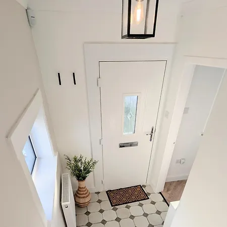 Newly Refurbished 3 Bed House With 2-sided Wood Burner And Garden In Edinburg