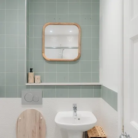 Charming Mews With Secure Parking *