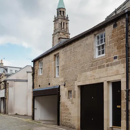 Charming Mews With Secure Parking *