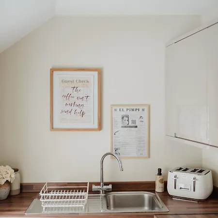 Charming Mews With Secure Parking Lejlighed