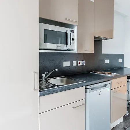 Апартаменты Destiny Student - Holyrood *