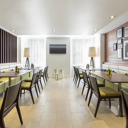 מלון Courtyard By Marriott
