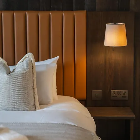 Auberge de jeunesse Code - The Court, *