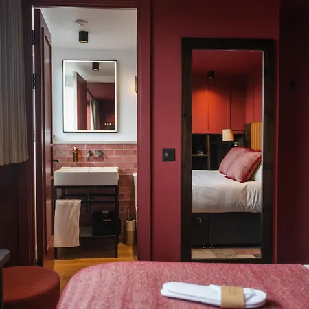 Code - The Court, Hostal