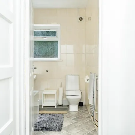 Apartment Airport Home, Free Parking, Sleeps 6, Near *