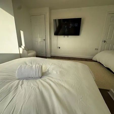 4br Near Airport & Centre Free Parking