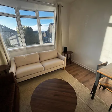 Apartament 4br Near Airport & Centre Free Parking *