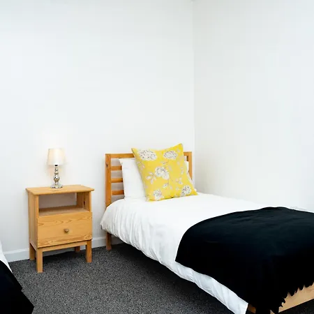 Apartment Airport Home, Free Parking, Sleeps 6, Near *
