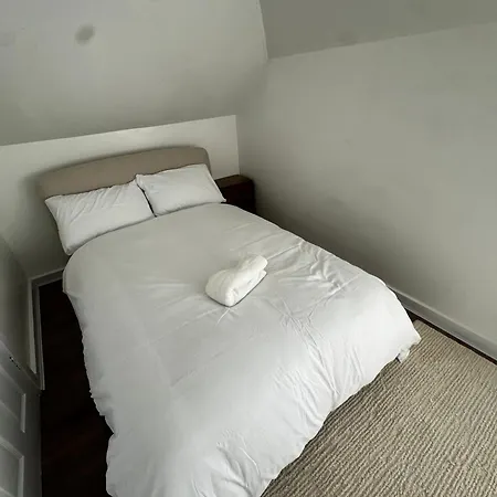 4br Near Airport & Centre Free Parking