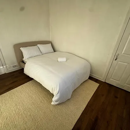 4br Near Airport & Centre Free Parking