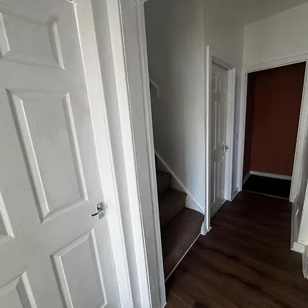 4br Near Airport & Centre Free Parking *