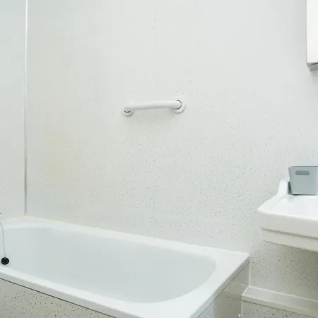 Airport Home, Free Parking, Sleeps 6, Near Apartment