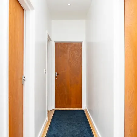 Airport Home, Free Parking, Sleeps 6, Near Apartment Edinburgh