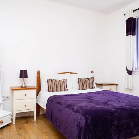 Airport Home, Free Parking, Sleeps 6, Near Edinburgh