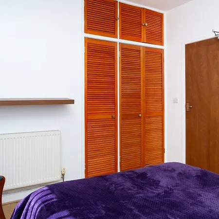 Airport Home, Free Parking, Sleeps 6, Near * Edinburgh