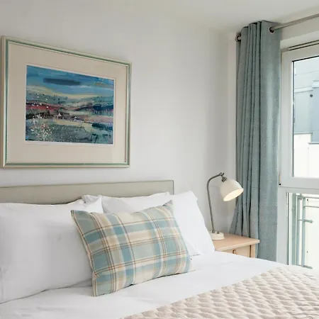 Pass The Keys Spacious Bright Modern Flat Edinburgh