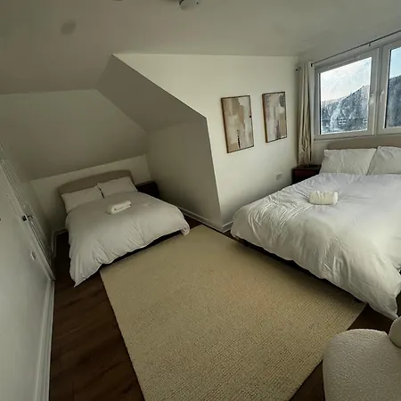 4br Near Airport & Centre Free Parking