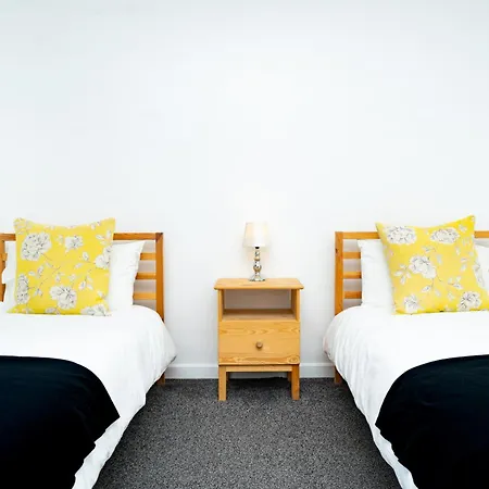 Airport Home, Free Parking, Sleeps 6, Near Apartament