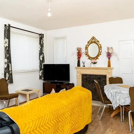 Airport Home, Free Parking, Sleeps 6, Near Apartament *