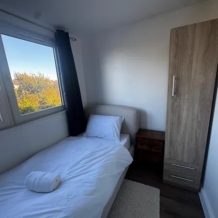 4br Near Airport & Centre Free Parking