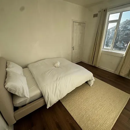 4br Near Airport & Centre Free Parking *