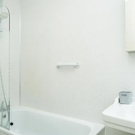 Airport Home, Free Parking, Sleeps 6, Near * Edinburgh