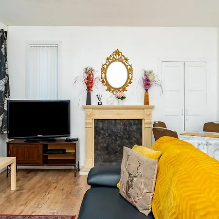 Apartment Airport Home, Free Parking, Sleeps 6, Near Edinburgh