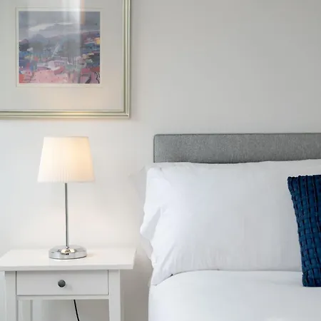 Pass The Keys Spacious Bright Modern Flat * Edinburgh