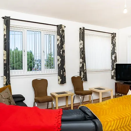 Airport Home, Free Parking, Sleeps 6, Near *