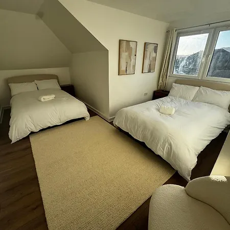 4br Near Airport & Centre Free Parking Apartament