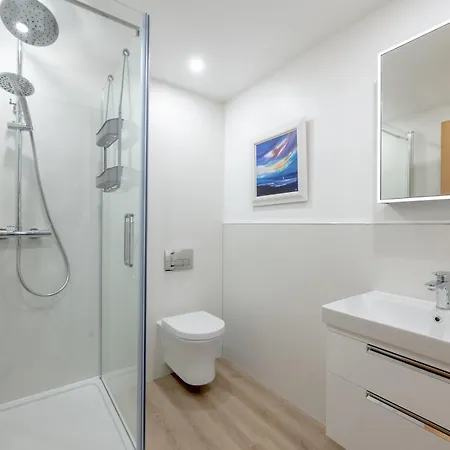 Pass The Keys Spacious Bright Modern Flat Apartment *