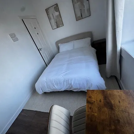 Apartament 4br Near Airport & Centre Free Parking *