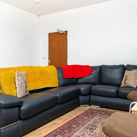 Airport Home, Free Parking, Sleeps 6, Near Apartament *