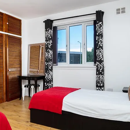 Airport Home, Free Parking, Sleeps 6, Near Edinburgh