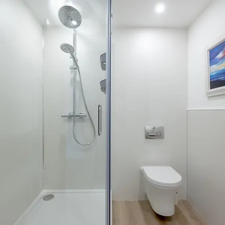 Pass The Keys Spacious Bright Modern Flat דירה *