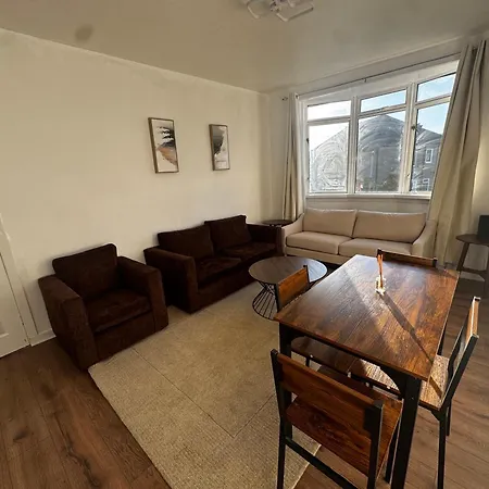 4br Near Airport & Centre Free Parking Daire