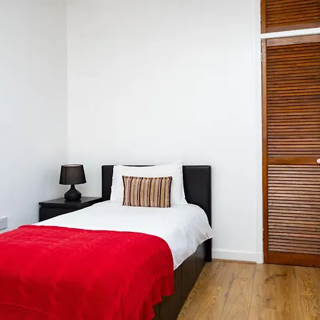 Airport Home, Free Parking, Sleeps 6, Near