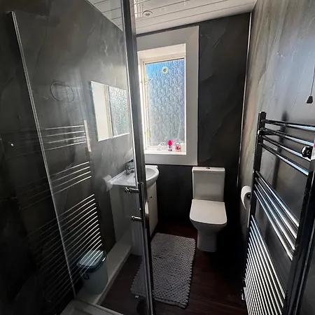 4br Near Airport & Centre Free Parking Apartament *