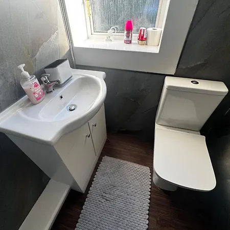 4br Near Airport & Centre Free Parking * Edinburgh