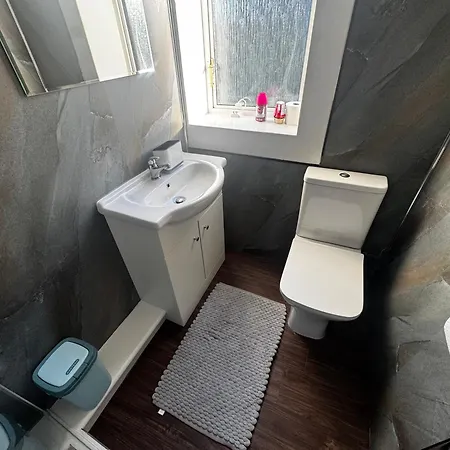 4br Near Airport & Centre Free Parking Daire Edinburgh