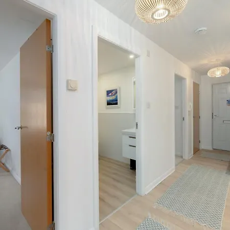 Pass The Keys Spacious Bright Modern Flat * Edinburgh