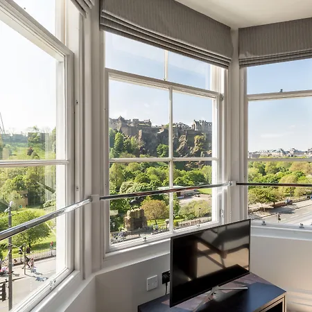 Destiny Scotland - Chisholm Hunter Edimburgo