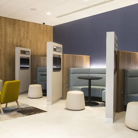 Courtyard By Marriott West מלון
