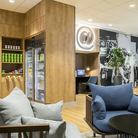 Courtyard By Marriott West Отель