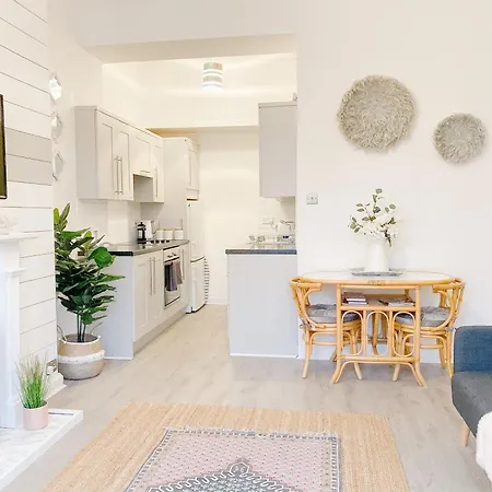 Chic Flat Close To Edinburgh, Airport, & Zoo Apartment *