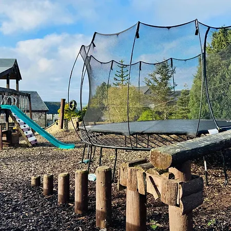 Sleeps 10 - Hot Tub - Pool Table - Play Park * 爱丁堡