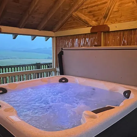 בית נופש Sleeps 10 - Hot Tub - Pool Table - Play Park אדינבורו